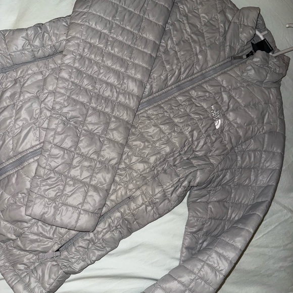 The North Face Women's Silver Puffer Jacket - Picture 2 of 4